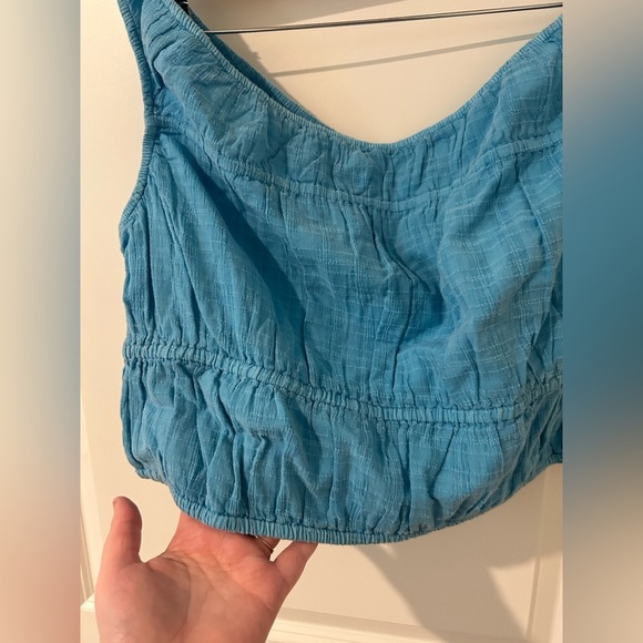 NWOT On/Off the shoulder Blue Smocked Crop Top - Picture 4 of 7